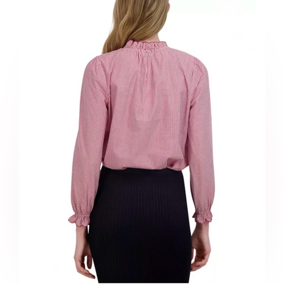 Point - Ruffle Blouse - Picture 2 of 3